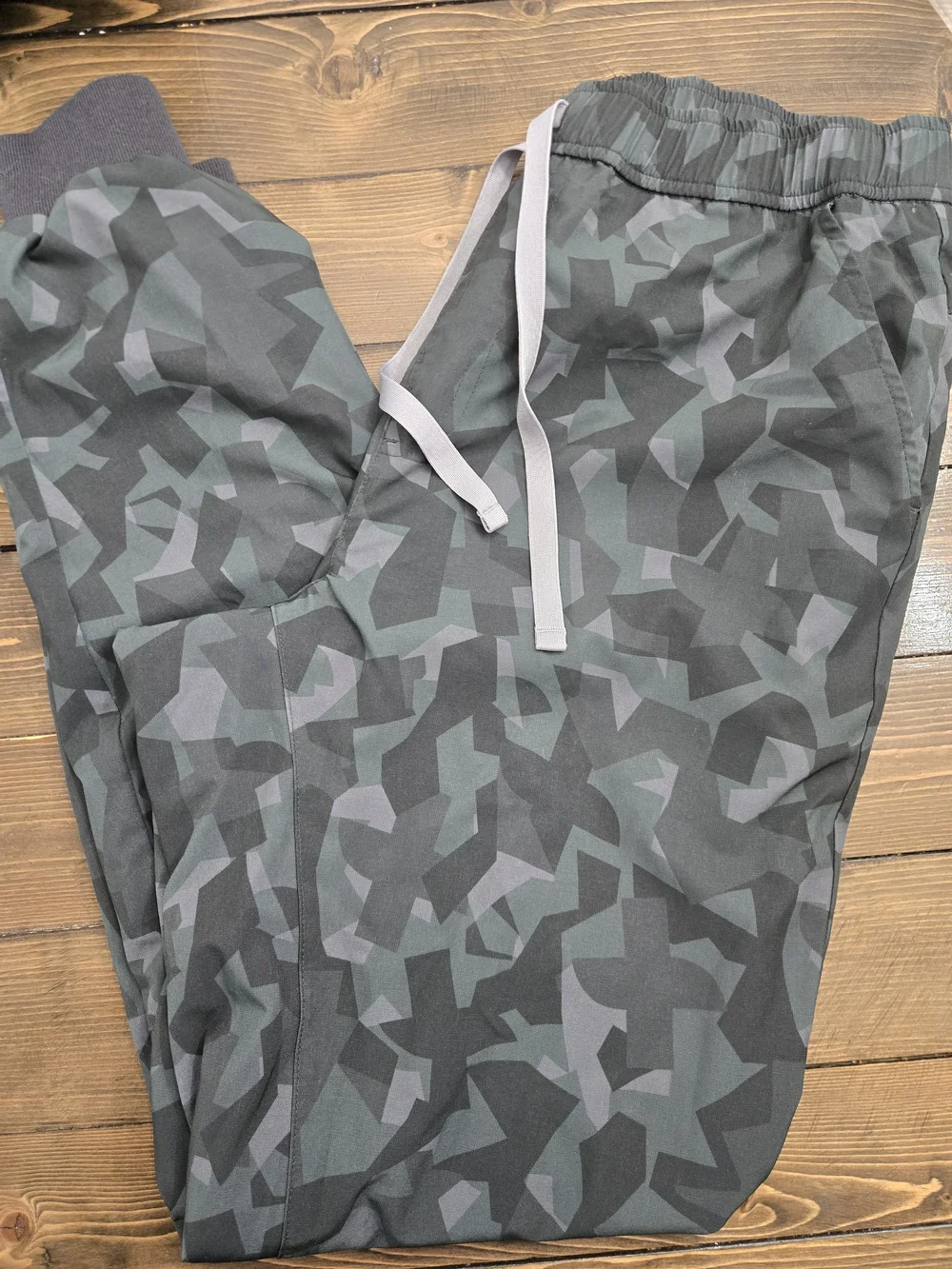 Mens FIGS Zamora Jogger Scrub Pants In Bonsai Camo Print Size Small